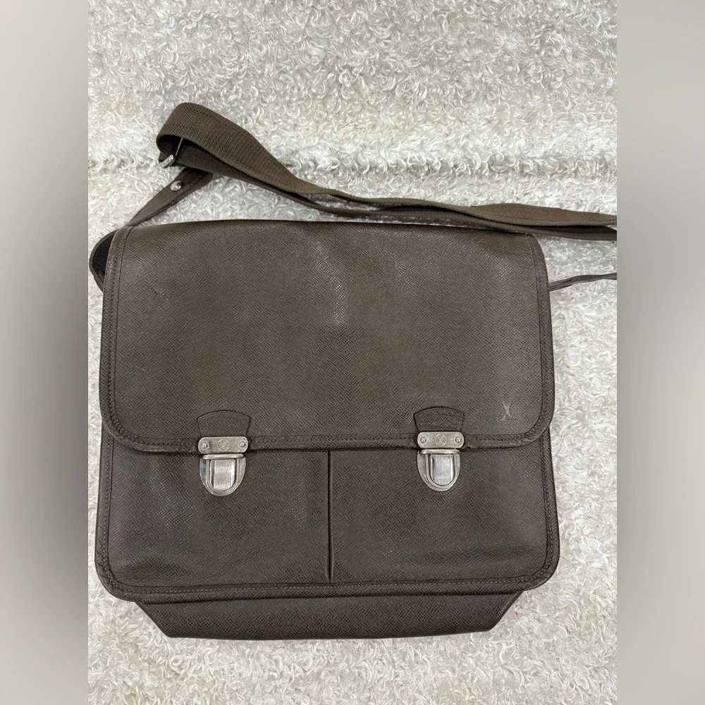 Louis Vuitton Taiga Messenger Bag